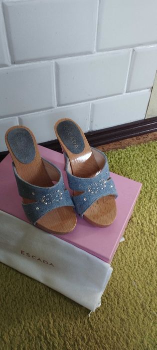 Klapki na wysokim obcasie marki Escada