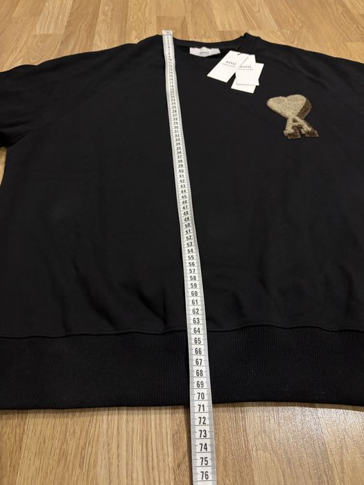 Sweter Ami Paris z beżowym sercem