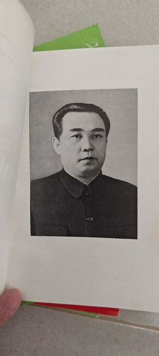 Livros antigos, escritos por King Il Sung