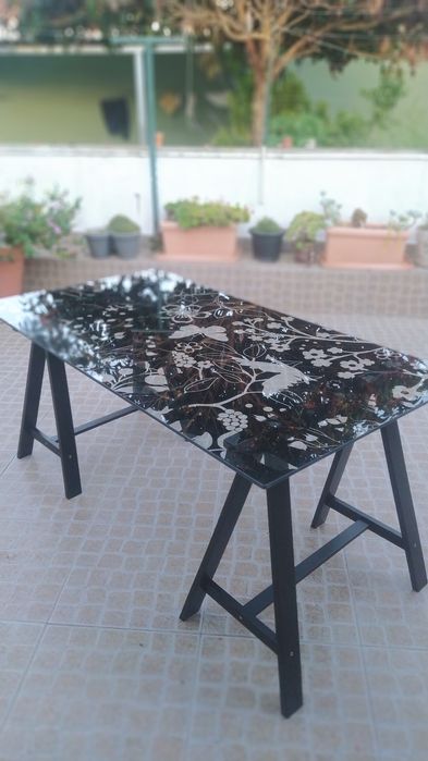 Mesa Ikea com tampo de vidro