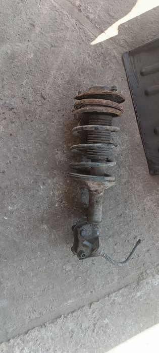 Стойка передня. Mitsubishi Carisma 1.6. 2000г.в