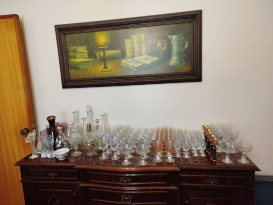 Candeeiros,  cortinados,  tapetes, loiças, biblots