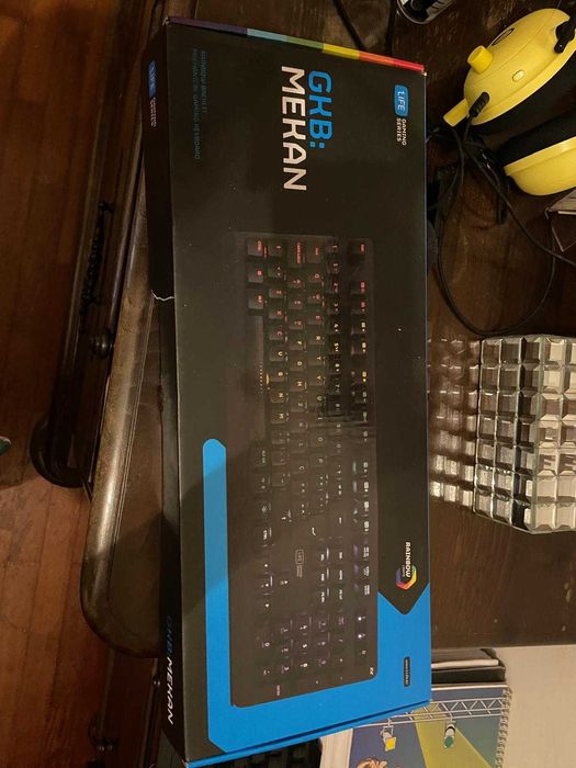 teclado semi novo em caixa tecla q funciona mal