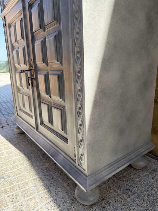 Armário em mogno antigo lacado