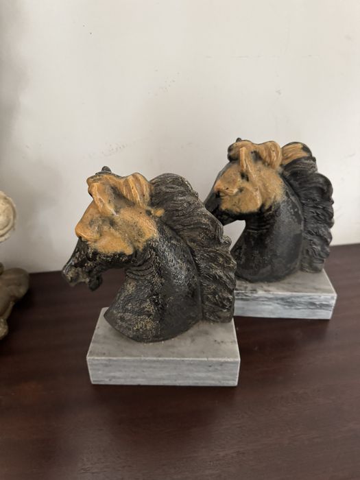 2 suportes de livro com detalhe de  Cavalo