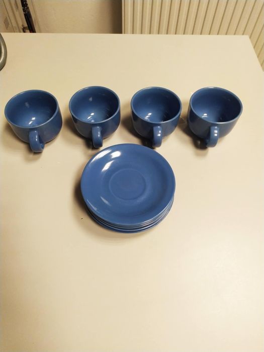 Komplet 4 fajansowych filiżanek ze spodeczkami