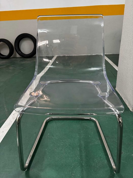 Cadeira de Sala, com estrura de pés em metal e assento em acrílico transparente, em muito bom estado.