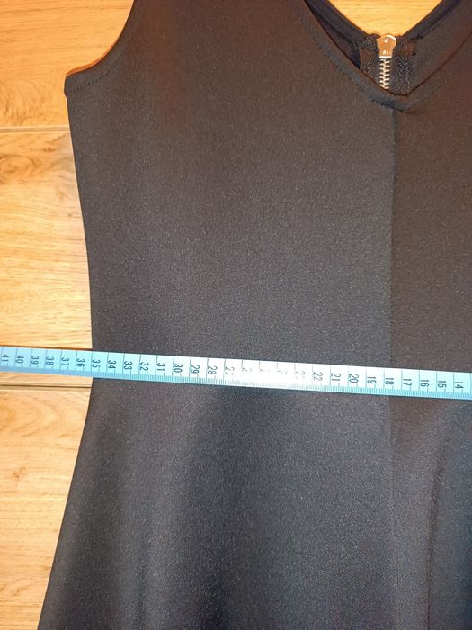 czarna sukienka na ramiączkach