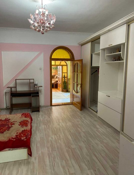 Здається будинок можливо на  дві родини.