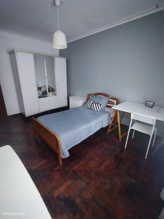 Quarto - localizado em Baixa de Santa Clara Coimbra