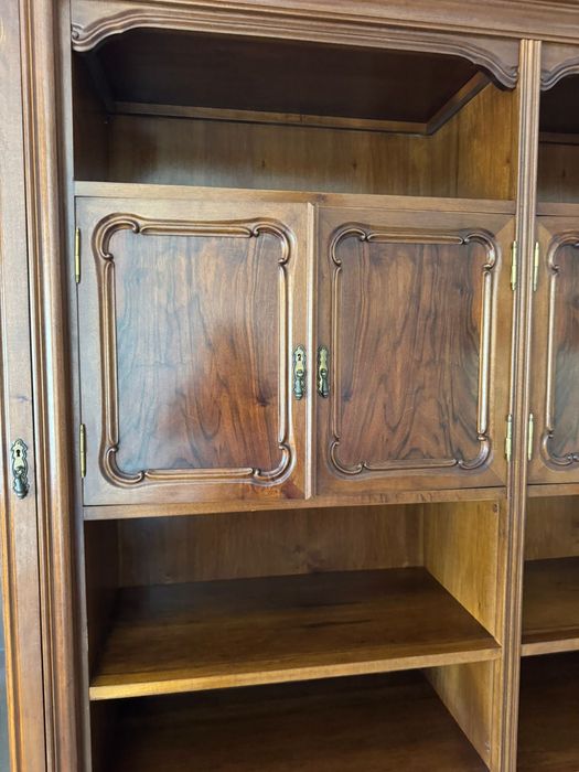 Vendo cristaleira em Madeira