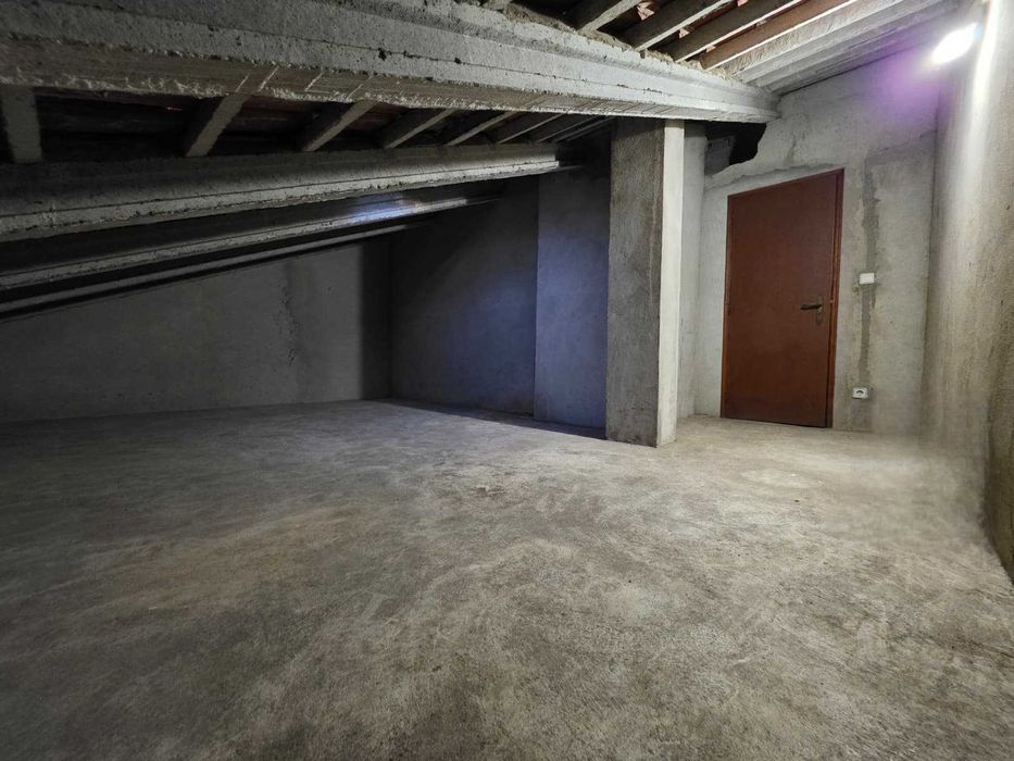 Sotão com 25 m2, espaço amplo para arrumação