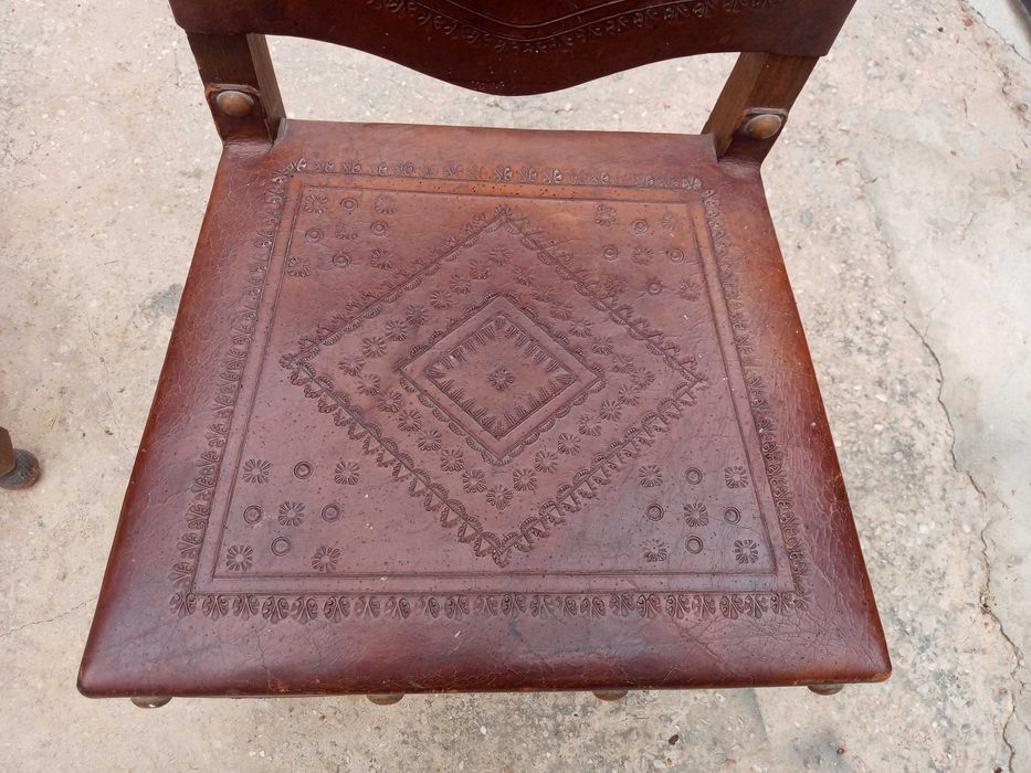 2 lindas cadeiras antigas em bom estado