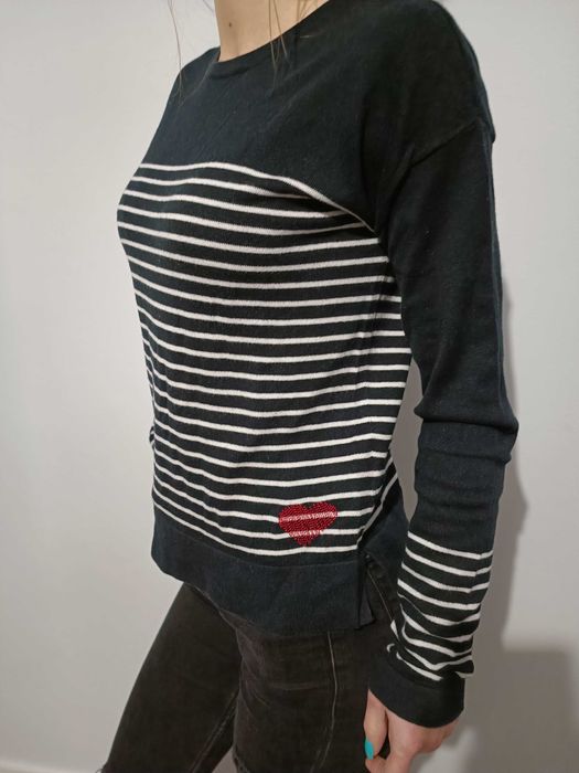 Czarny sweter w paski