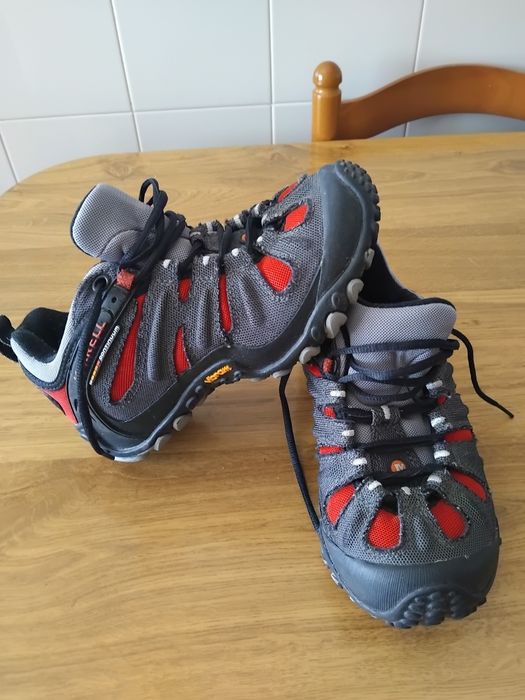 Ténis Merrell cinzento e vermelho
