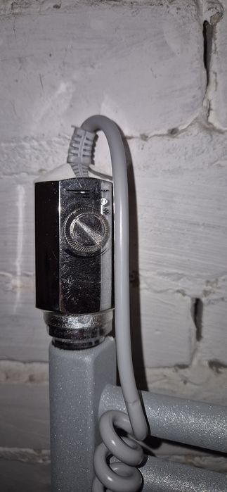 Grzejnik łazienkowy drabinkowy elektryczny.