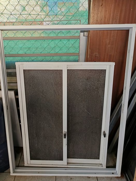 Portada alumínio castanho.