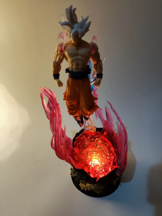 Son Goku Super Sayajin Branco — Figura 24cm com Luz (Dragon Ball)