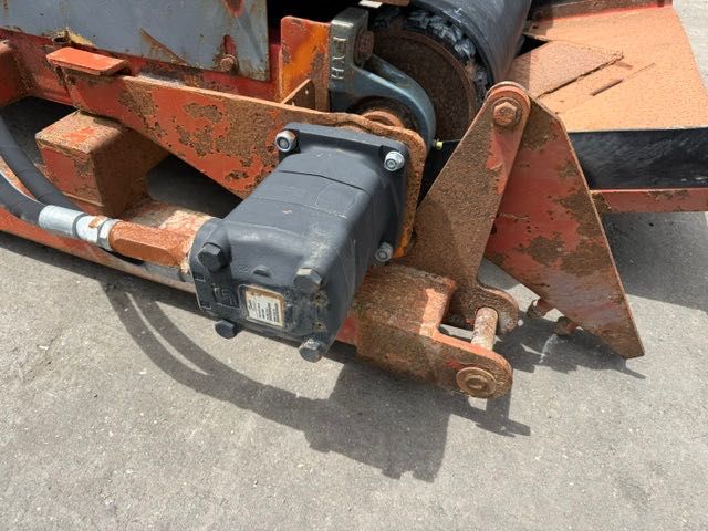 taśma zdawcza materiału z napędem hydraulicznym finlay 693