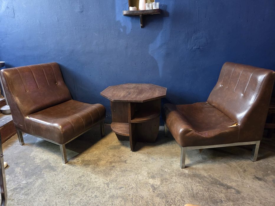 Conjunto Lounge – 2 Cadeirões + Mesa de Apoio