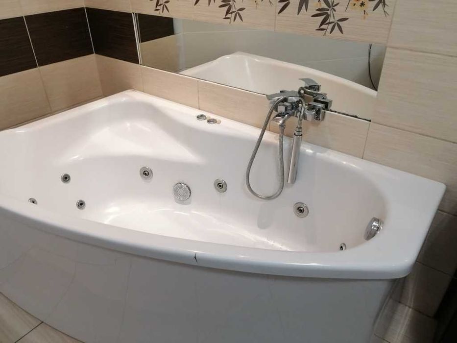 Wanna narożna z hydromasażem Cersanit