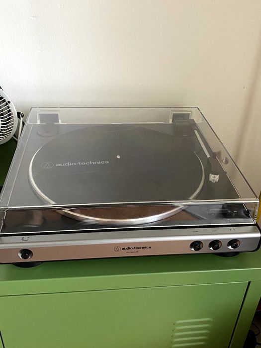 Gira Disco Audio-Technica (AT-LP60XUSB) + Colunas Edifier (R128T)