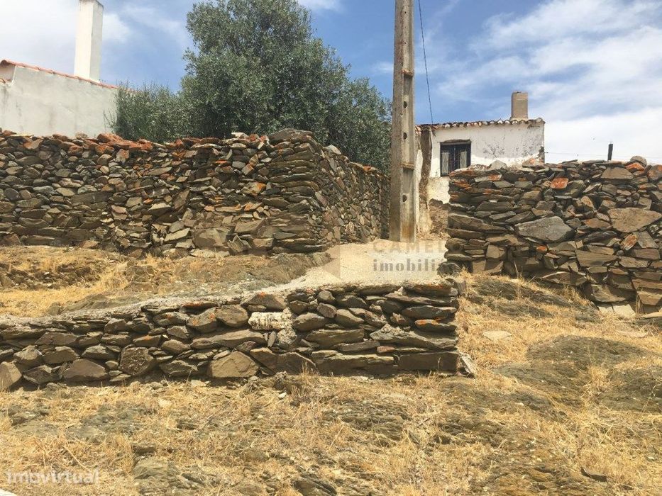 Terreno em Tamejoso, com 4 casas em ruínas - Alentejo