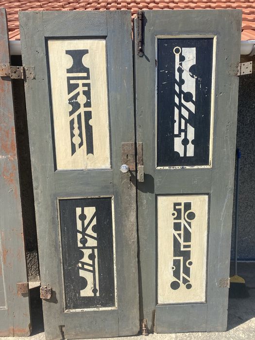 Portas antigas com pinturas