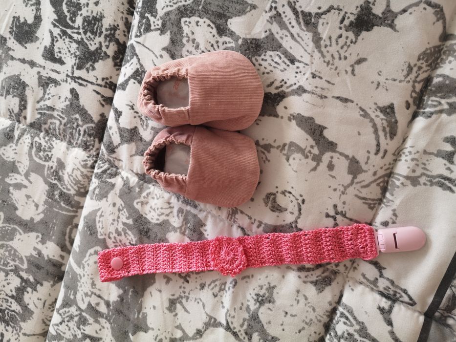 Sapatinhos + prendedor de chupetas