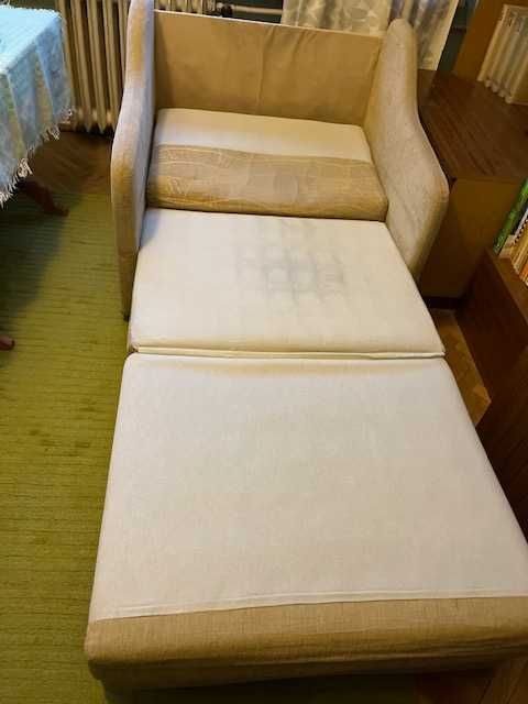 rozkładany fotel w kolorze beżowym