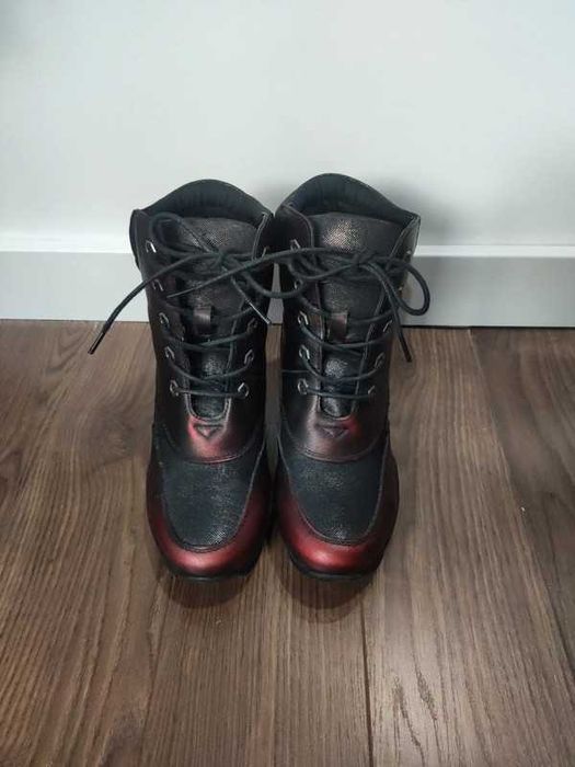 Czarno-czerwone buty na obcasie