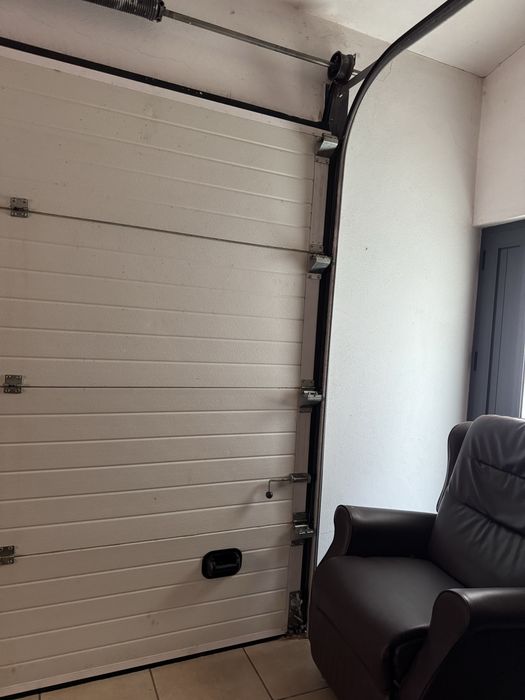 Portão seccionado  de GARAGEM com cerca de 4,50 m x 2,40 m – COMPLETO
