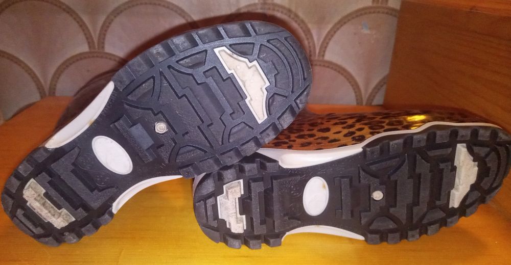 Продам резиновые сапоги.