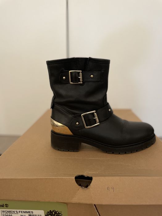 Botas pretas cano curto em pele verdadeira