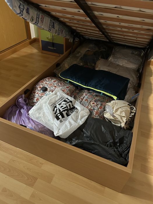 Cama solteiro + mesa cabeceira