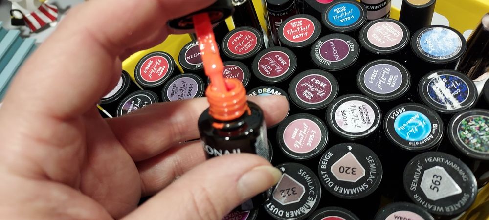 Zestaw kolorowych hybryd z lampą oraz naklejkami