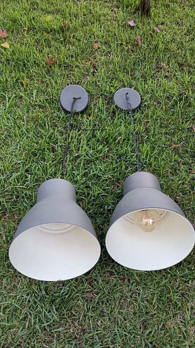 Par de candeeiros suspensos (de teto) de estilo industrial, correspondentes ao modelo HEKTAR do IKEA.