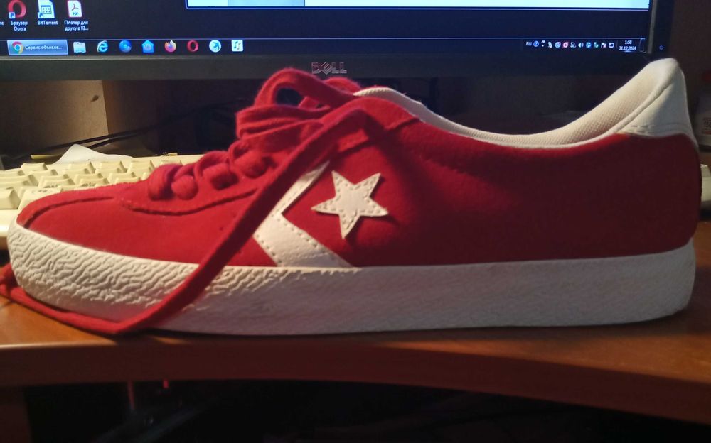 Кроссовки Converse красные, новые, оригинал. Верх - натуральная замша.