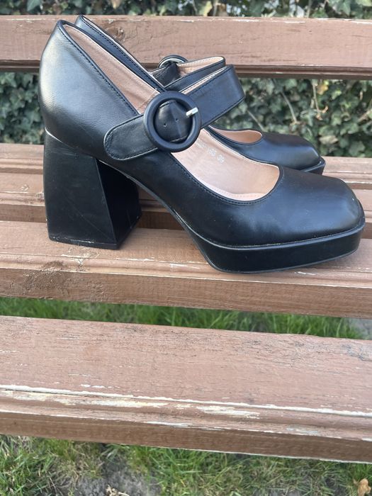 Практично нові шкіряні  туфлі мешти на цікавому каблуку. Масивний каблук