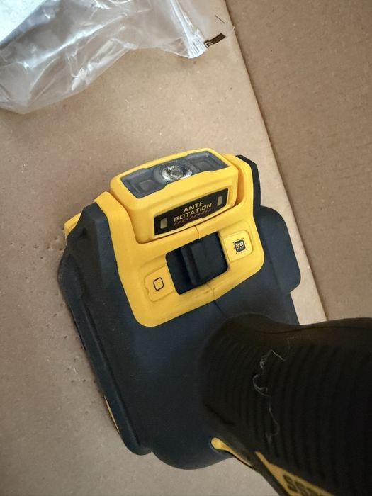 Безщітковий ударний шуруповерт DeWalt DCD806