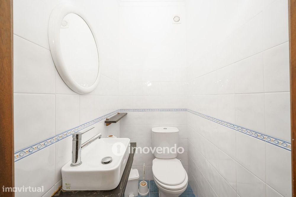 Moradia T4 com garagem e próxima da praia, na Charneca da Caparica