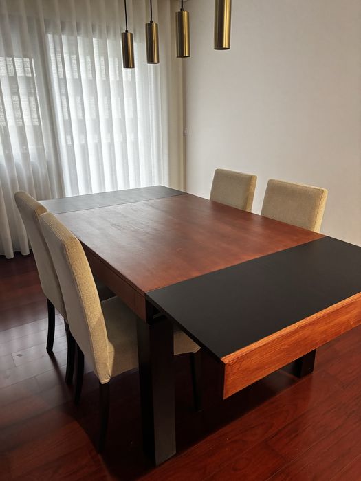 Mesa de jantar e cadeiras