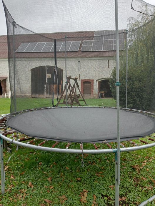 Tramoplina do ogrodu dla dzieci.