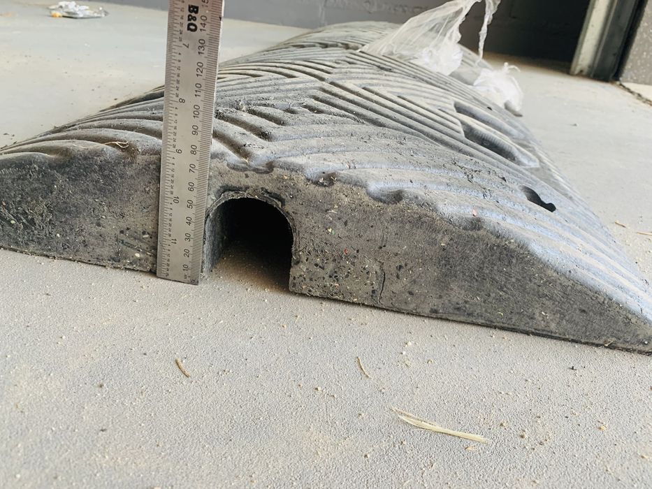 Cena za 2 szt Próg zwalniający drogowy SLOWLY 7 PCV środek