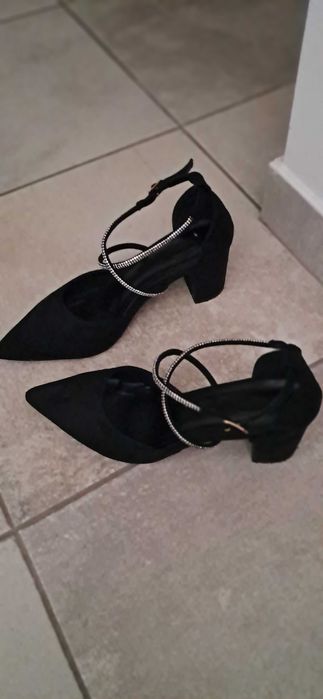 Sapatos elegantes de senhora. Confortáveis