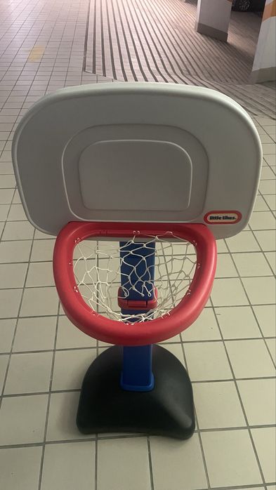 Cesto basquetebol de criança