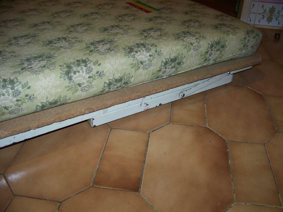cama 1,80 m com pernas articuladas para rebaixar e arrumar