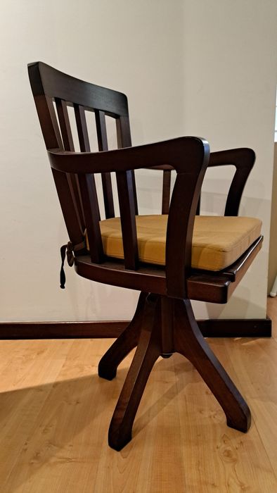 Cadeira de secretária antiga em madeira maciça