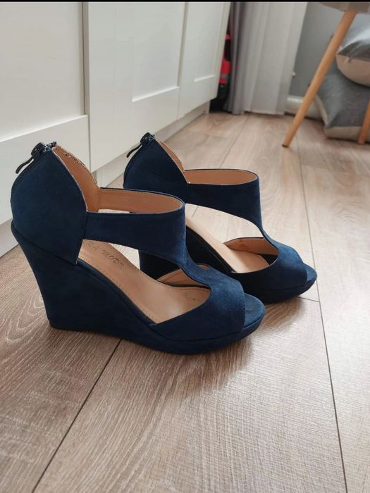 Sandały na koturnie