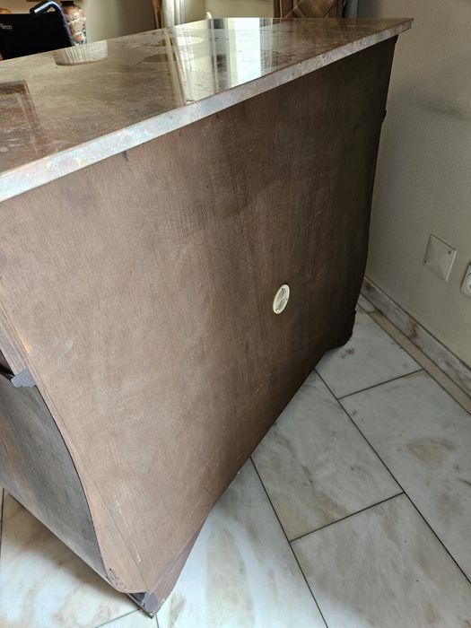 Cómoda em mogno e tampo de mármore